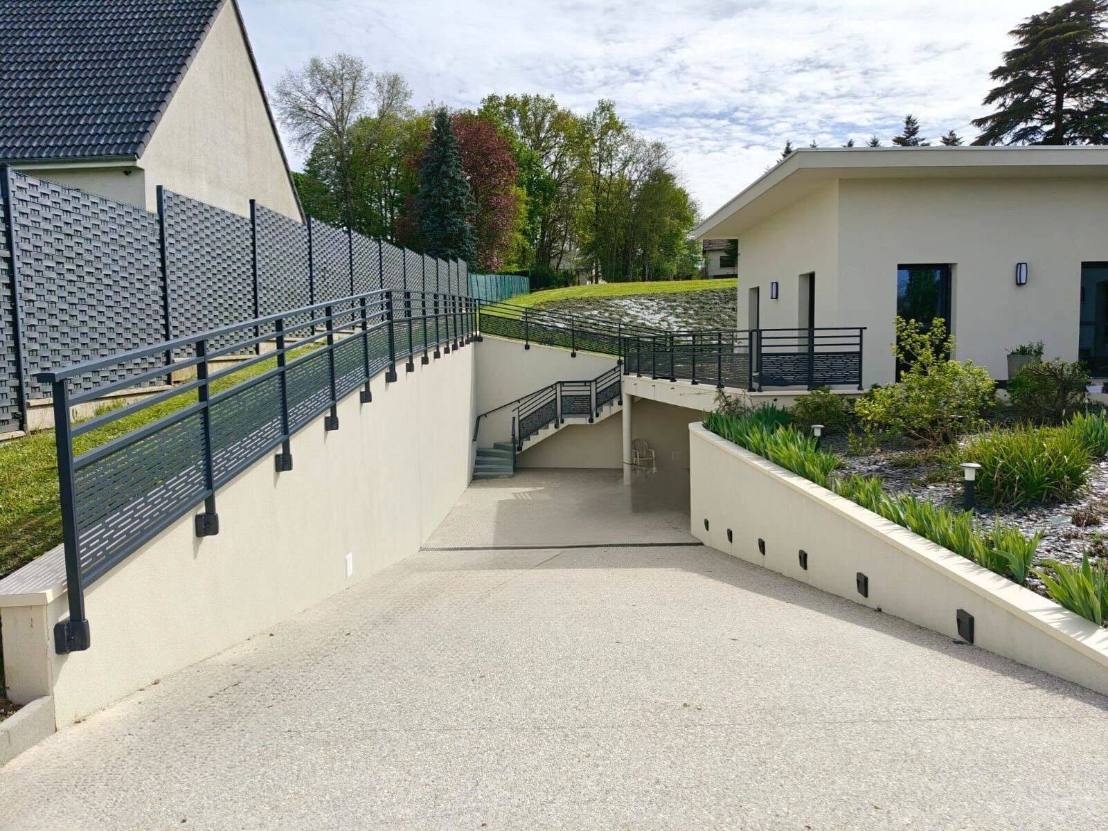 Pose et vente d'un garde-corps aluminium Kostum avec tôle décorative à Chartres 2