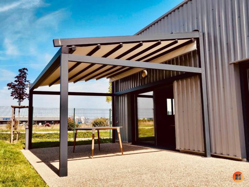 Pose d’une pergola adossée avec toile rétractable de chez Gibus avec LED intégrées ou non à Lucé 