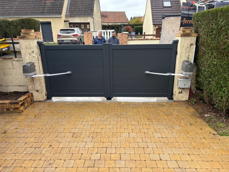 installation  d’un portail aluminium de 
Kostumgaranti, 30 ans de couleur anthracite ral 7016 avec motorisation Somfy
