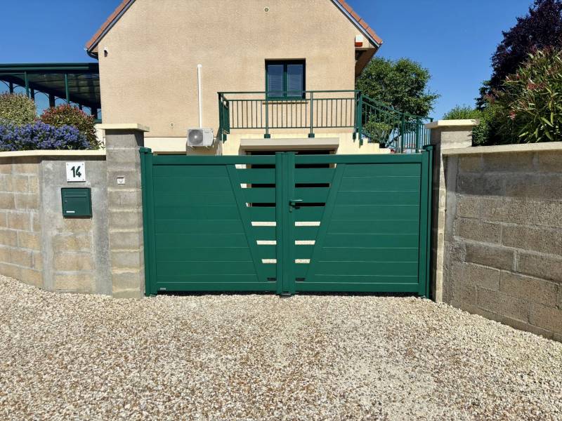 Pose d’un portail en aluminium de la marque Kostum à Sours