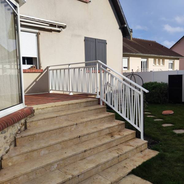 Vente et pose d’un garde-corps aluminium KOSTUM dans la région de Chartres