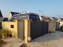 E-Baie Fermetures -  Installation de pergola bioclimatique alu sur-mesure pour terrasse d'une maison individuelle près de Maintenon 28130